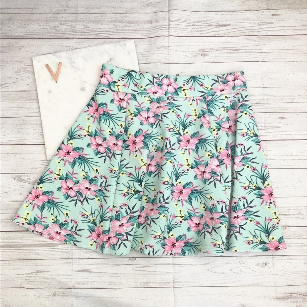 H&am Divide Skater Skirt like New Size Small